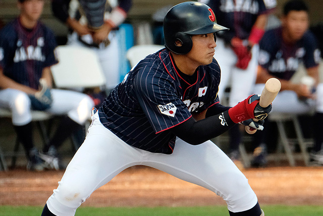 バントの構えをみせる米満凪(奈良学園大)