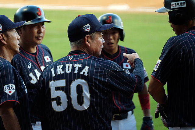 選手に指示を出す生田勉監督