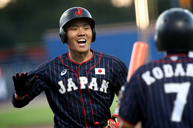 海野隆司(東海大)は本塁打を放ち笑顔でハイタッチ