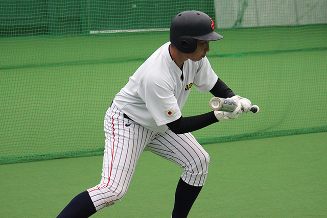 バント練習をする樋上颯太(湖南ボーイズ)