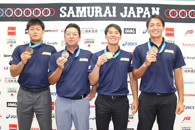 記念写真(写真左から伊勢、大久保監督、河合、加藤)