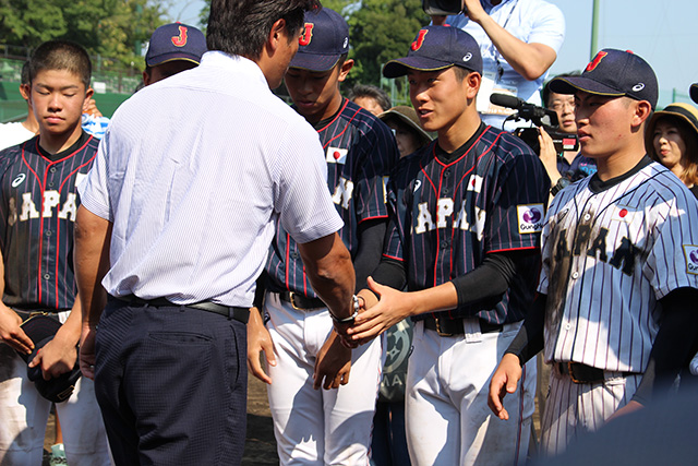 稲葉篤紀監督と握手する木本圭一(静岡裾野リトルシニア)