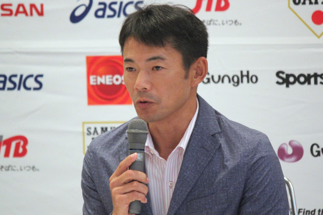 大会への意気込みを話す仁志敏久監督