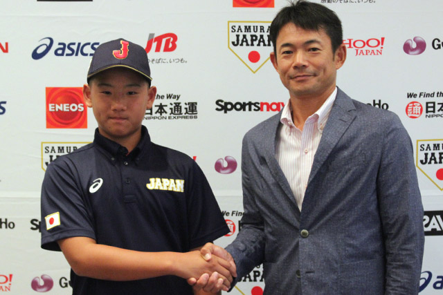 がっちり握手を交わす仁志敏久監督と栗山大成主将