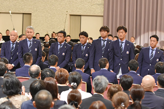 左から坂口TL、石井監督、佐藤M、佐藤、笹川、地引、臼井