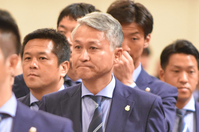 会場入りする石井監督(中央)