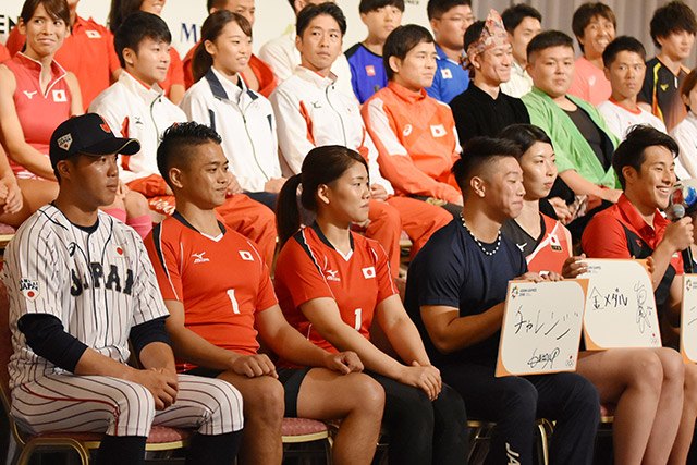 トークセッションで瀬戸大也(競泳)の言葉に笑みを浮かべる佐藤