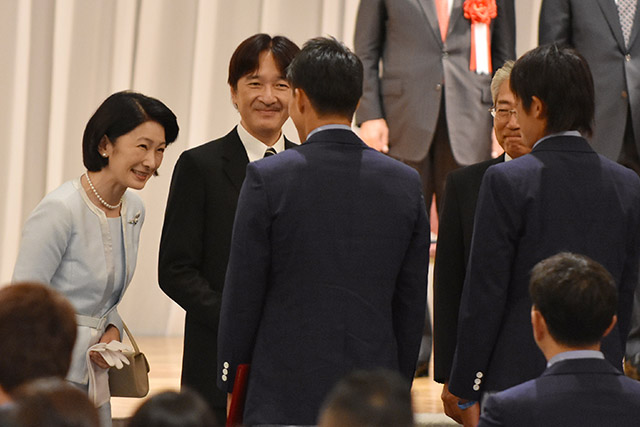 日本代表・山縣主将、上野旗手にお声をかける秋篠宮同妃両殿下