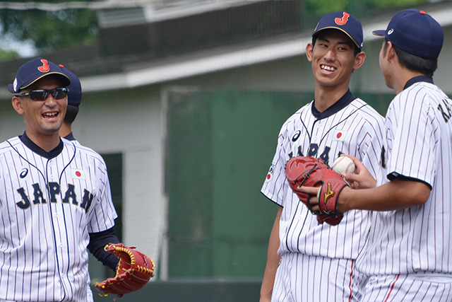 笑顔を見せる吉川峻平(パナソニック/写真中央)