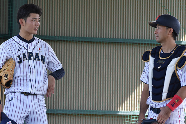 配球について話す堀と細山田武史(トヨタ自動車)