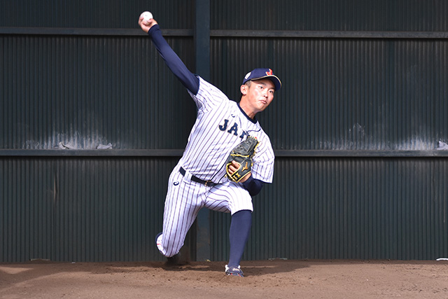 ブルペン投球する岡野祐一郎(東芝)