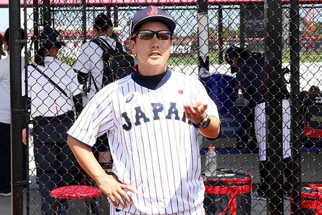 ミーティングで話をする橘田監督