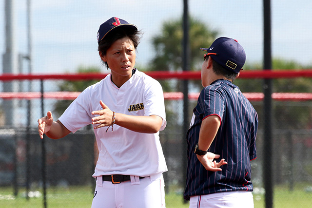 橘田監督(右)と里が相談する