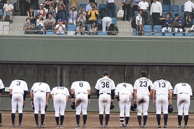 試合後観客席に挨拶する侍ナイン