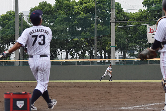試合後に若林重喜コーチのノックを受ける辻野