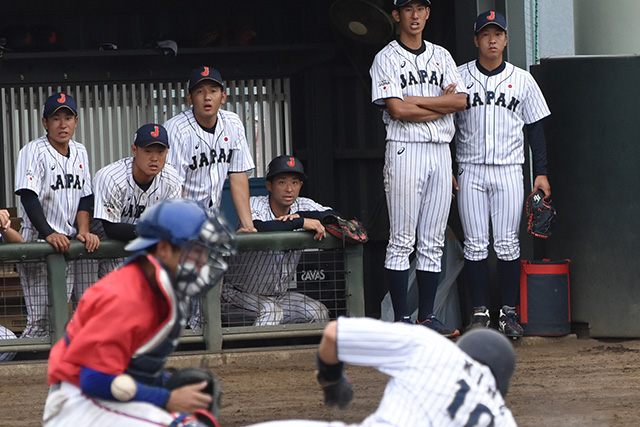 タイブレークでの本塁投入を見つめる侍ベンチ