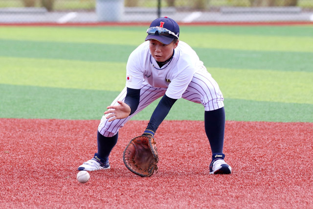 ノックでゴロを軽快にさばく川端