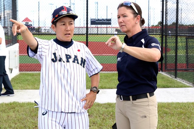 大会役員と話をする橘田監督(左)
