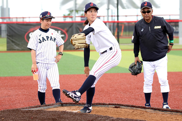 土のマウンドで投げる田中露を見つめる橘田監督(左)と木戸ヘッドコーチ