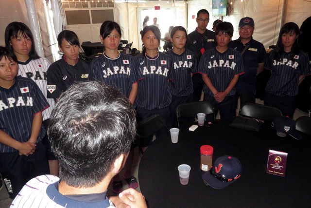 ランチ後のミーティングで橘田監督の話を真剣な表情で聞く選手たち