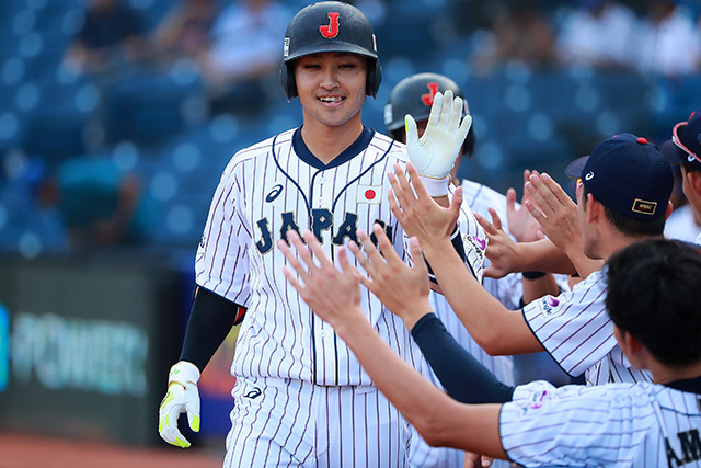 3回、岸里亮佑(北海道日本ハム)が本塁打を放つ