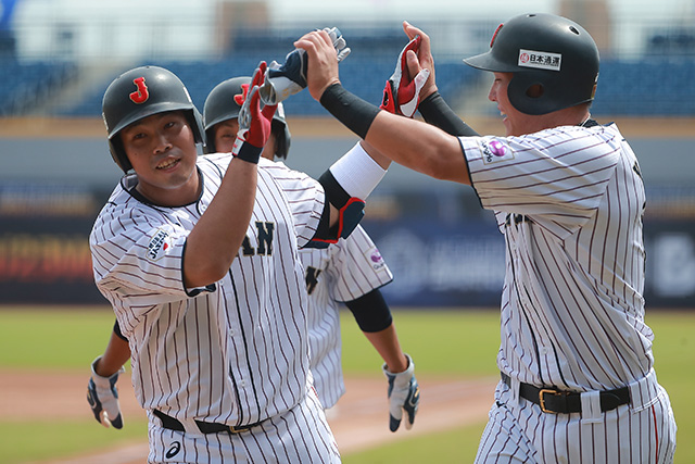 内田靖人(東北楽天)が先制の3ランを放つ