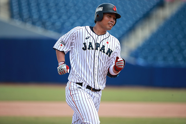 四番・内田靖人(東北楽天)が左翼越えの2ランを放つ