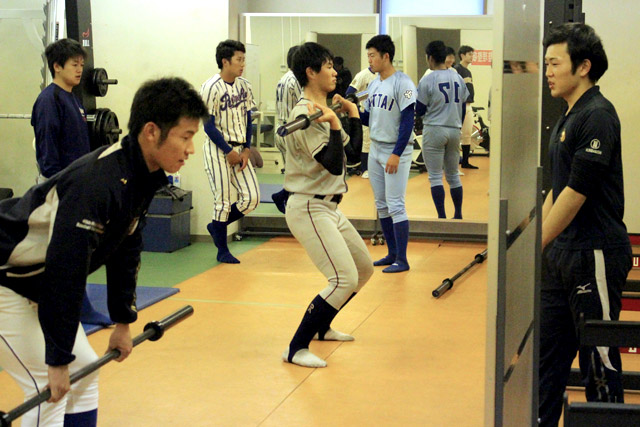トレーニングをする投手陣