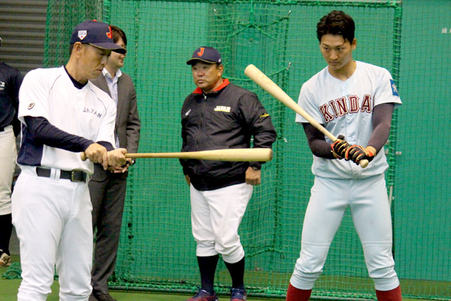 谷口英規選考委員に指導を受ける中川智裕(近畿大)