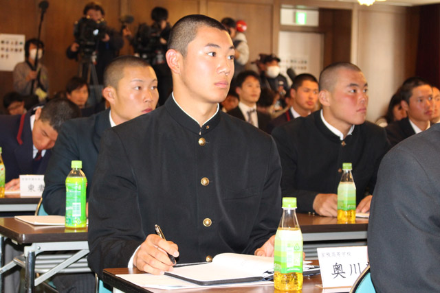 座学を聞く奥川恭伸(星稜)