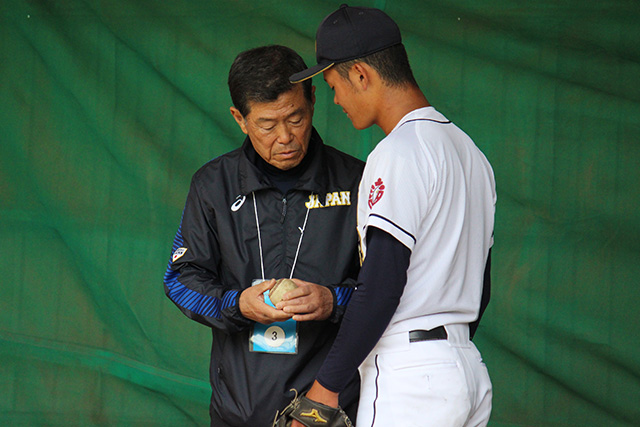 渡辺元智氏の指導を受ける浅田将汰(有明)