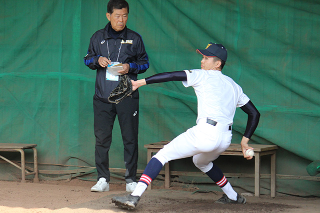 渡辺元智氏の指導を受ける篠田怜汰(羽黒)