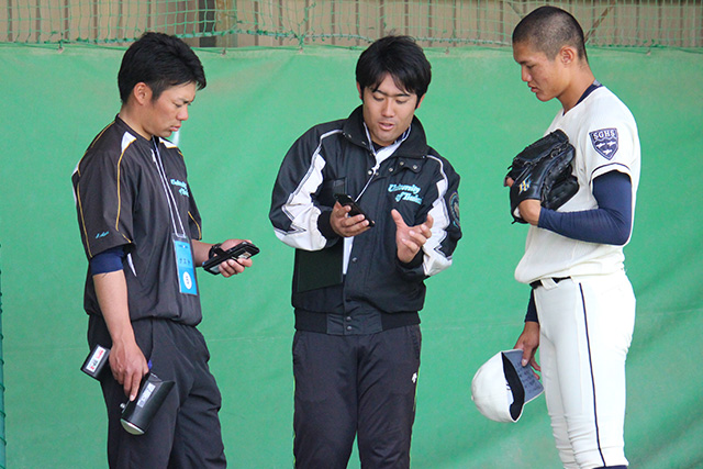 測定の結果を聞く西純矢(創志学園)