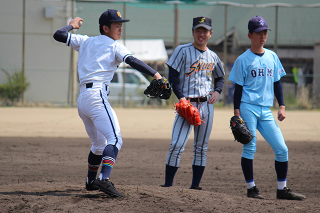 牽制練習を行う香川卓摩(高松商)