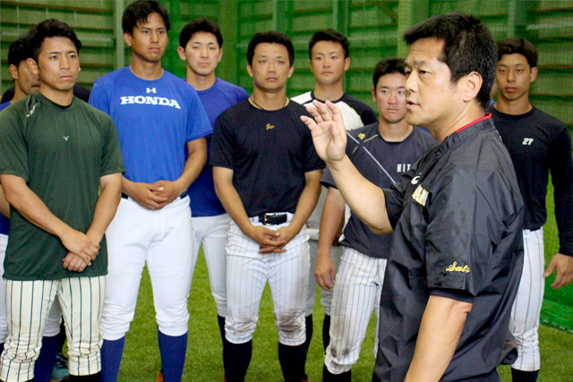 佐藤栄一マネージャーの話を聞く選手たち