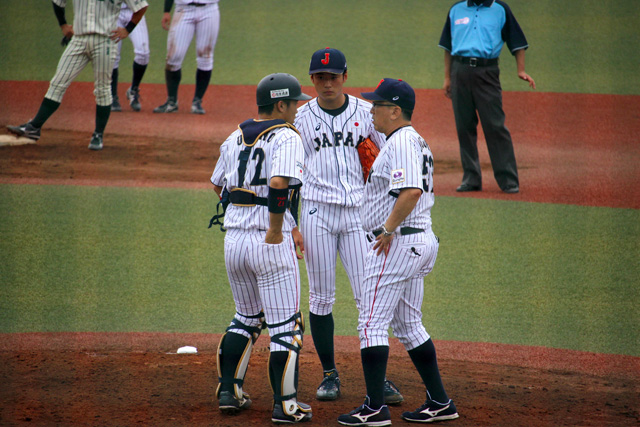 佐藤隼輔(筑波大)と海野隆(東海大)のバッテリーに助言を与える野村昭彦コーチ