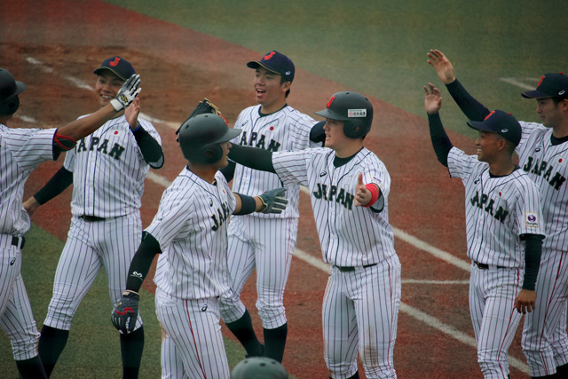 サヨナラ勝ちを喜ぶ選手たち