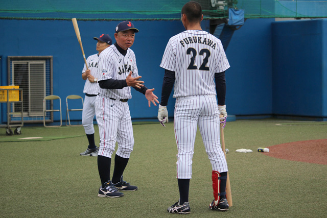 古川裕大(上武大)に指導を行う生田勉監督