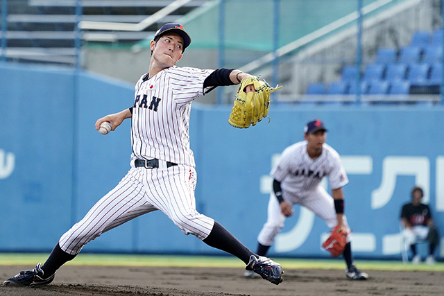 先発の森下暢仁(明治大)