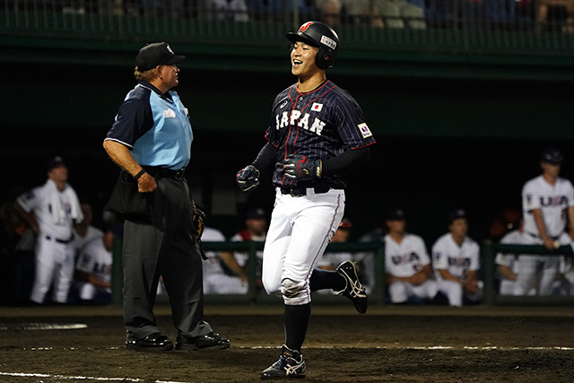 5回 四球で出塁した竹村陸(近畿大)が同点のホームを踏む