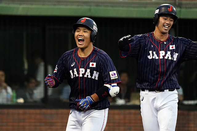 海野隆司(東海大)は宇草孔基(法政大)と笑顔でハイタッチ