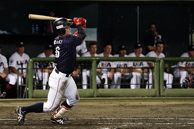 5回 牧秀悟(中央大)がバックスクリーンへソロ本塁打