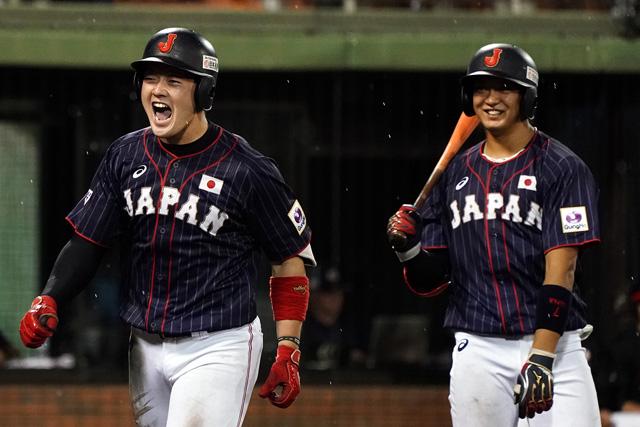 牧秀悟(中央大)と佐藤都志也(東洋大)