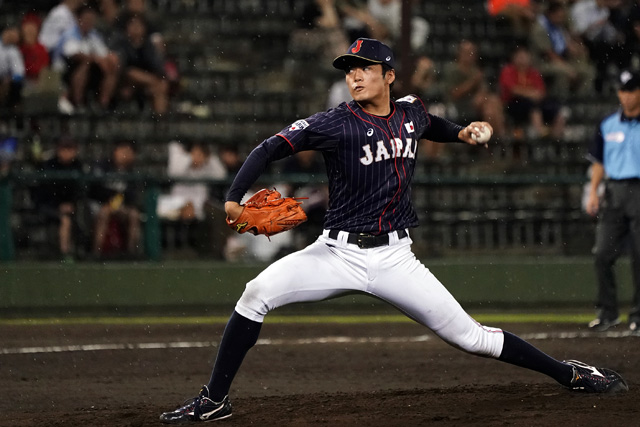 1イニングを無失点に抑えた佐藤隼輔(筑波大)