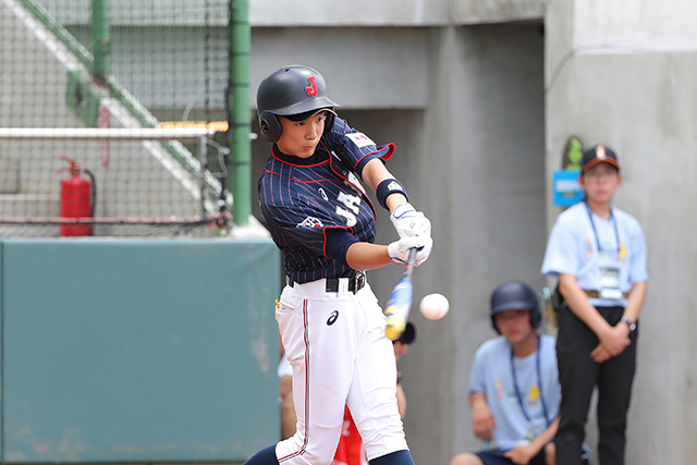 林京乃佑(東京城南ボーイズ)が左中間へツーベースを放つ
