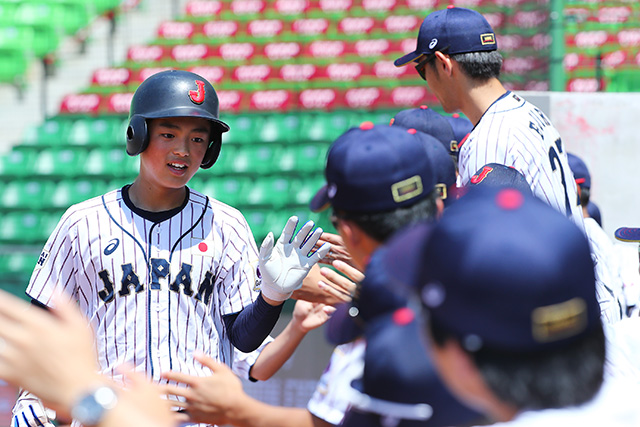 ホーム生還しハイタッチする生田目博之介(越谷リトル)