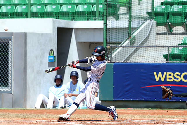 泉祐成(広島廿日市ボーイズ)が右中間ツーベースを放つ