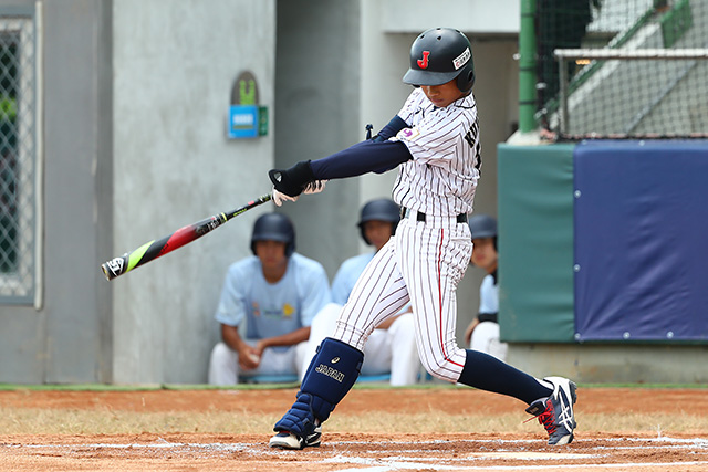 ライトへタイムリーを放つ桑元信祐(ガッツ鹿児島)