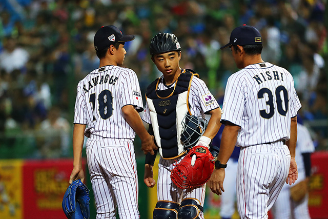 マウンドへ行き声を掛ける仁志敏久監督