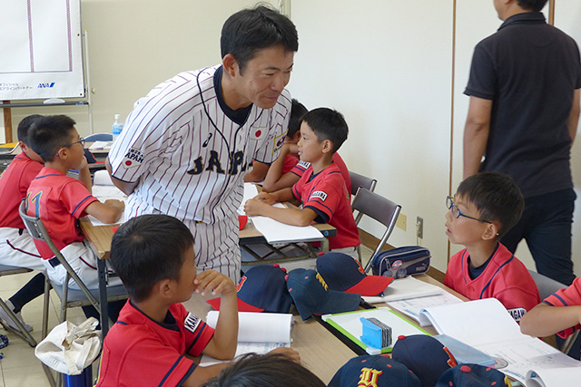 選手たちに声をかける仁志監督